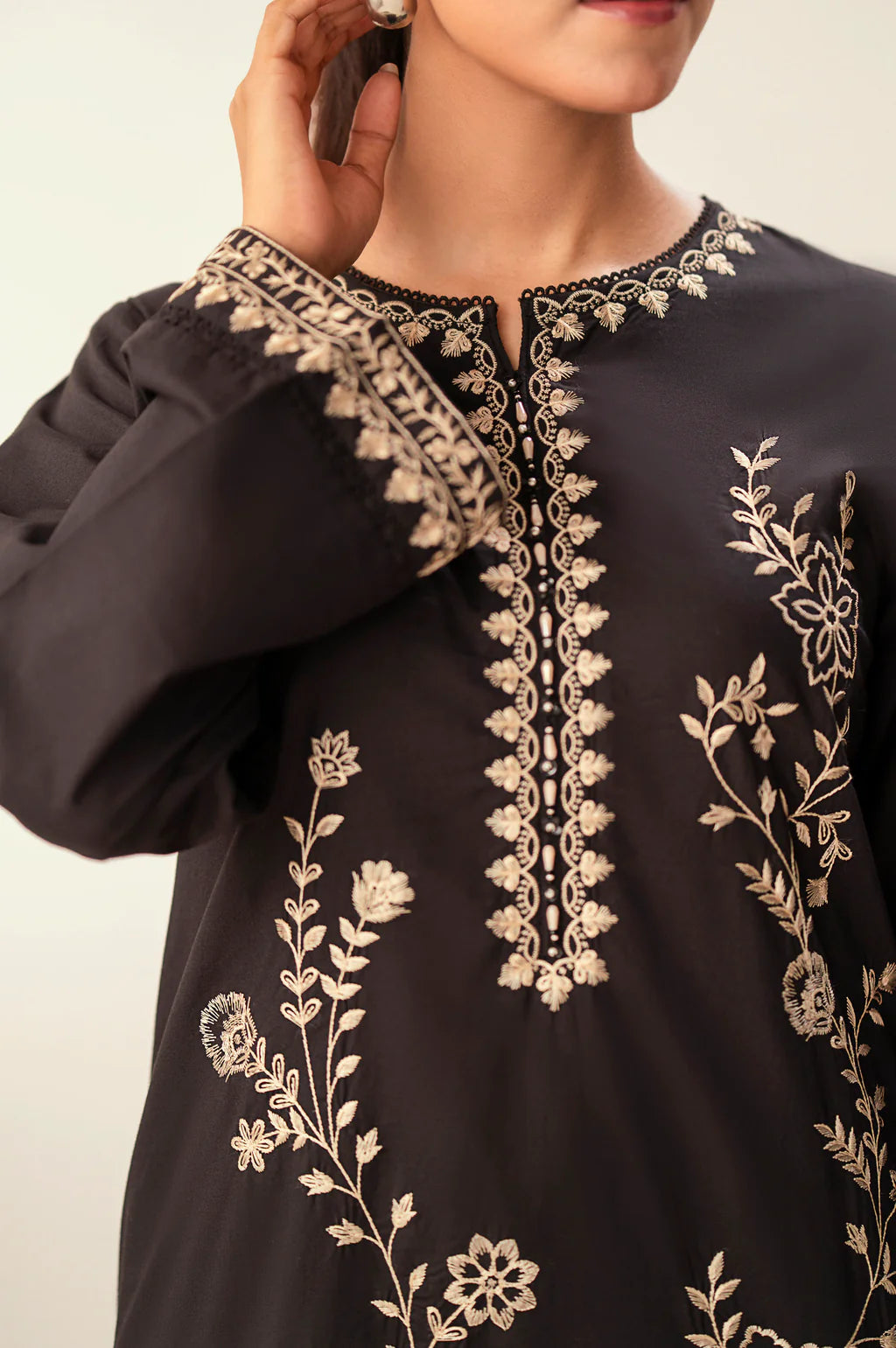 UnStitched 2 Piece Embroidered Lawn Suit By Zeen